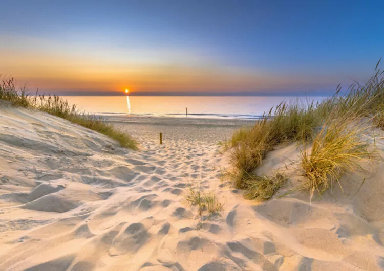 Zonsondergang aan zee in Nederland