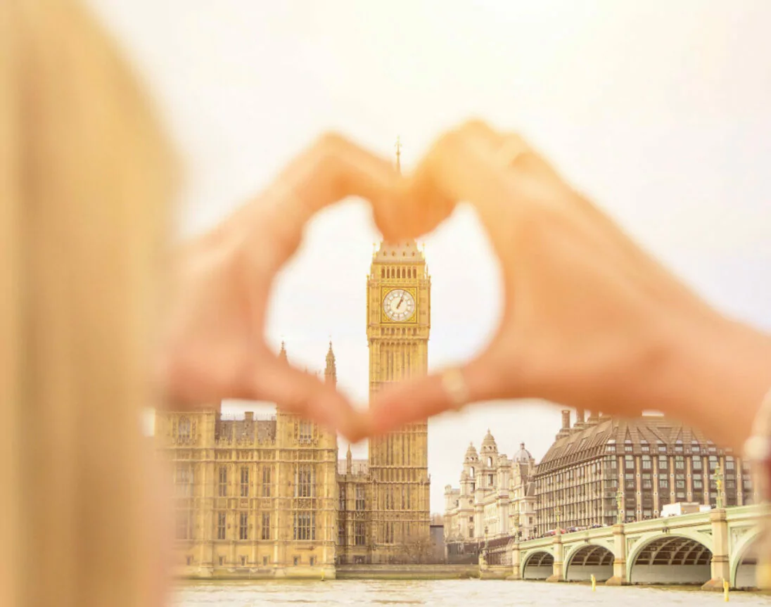 Hartvormig met de handen voor de Big Ben