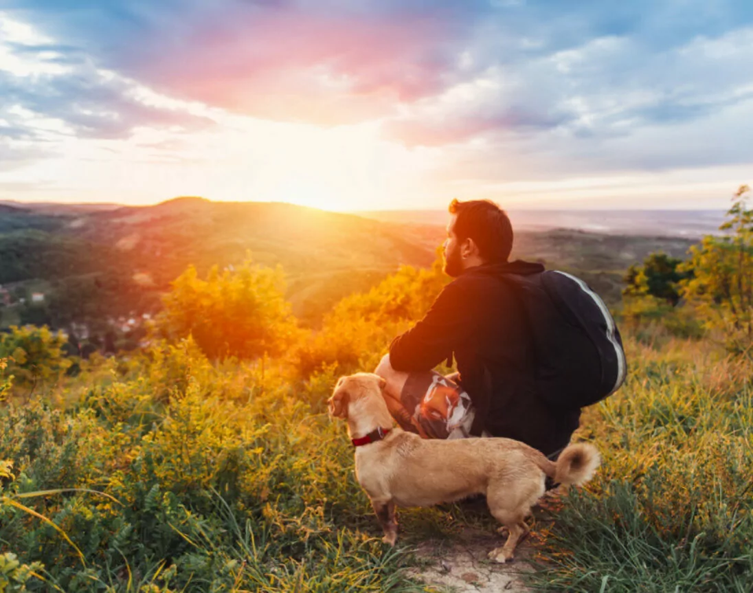 Man met een hond in de natuur