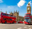 Rode bussen in Londen voor een rij huizen