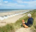man met hond aan Nederlandse kust