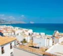 Typische witte huisjes in Spanje aan de kust