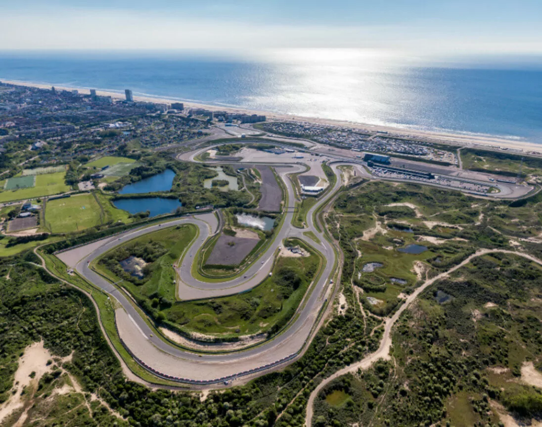 Zicht op Zandvoort circuit en strand