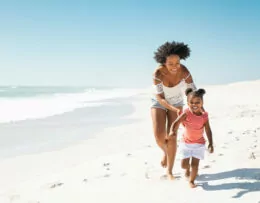 Moeder en kind op strand