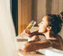 Jonge dame ontspannen in de jacuzzi