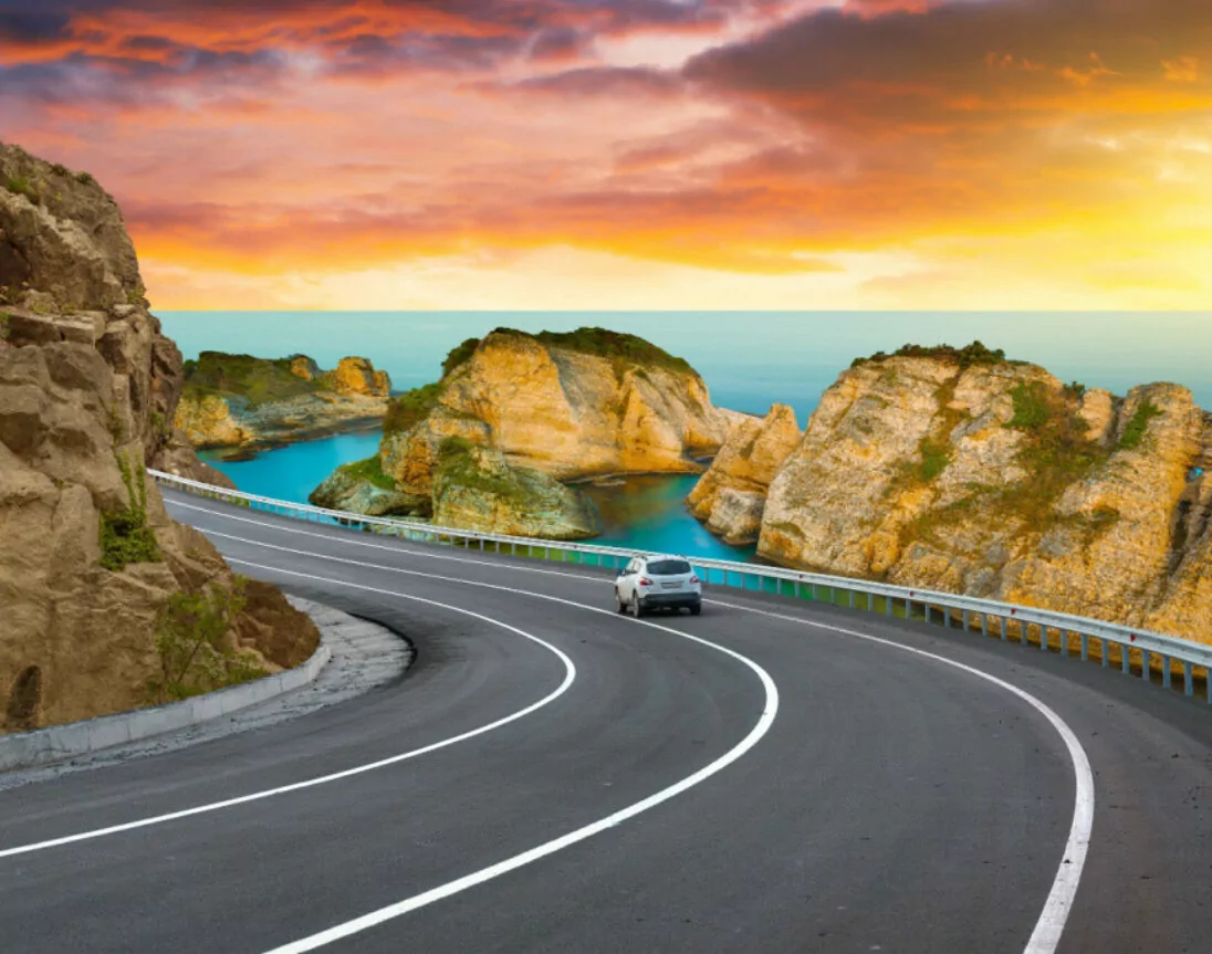 Prachtige snelweg aan de kust in Spanje