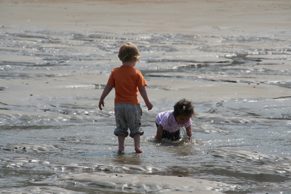 Ook voor kinderen is de wandeling vanaf villa Normandie naar het strand goed te doen