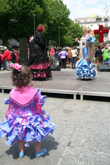 Jong en oud verzamelt zich in prachtige kleren rond de pleinen van Granada voor Cruz de Mayo en gaat spontaan dansen Granada_Spaanse jurken_flamenco_Cruz de Mayo