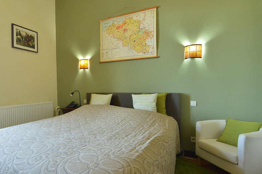 In het groepshuis vind je nog vele herinneringen aan de schooltijd, zoals oude landkaarten