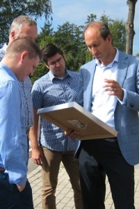 Bewonderde blikken voor de oorkonde 'Beste Reiswebsite'