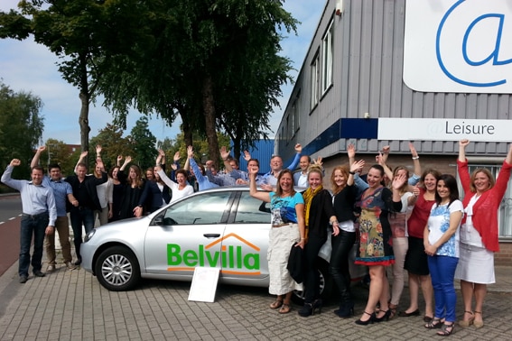 Een deel van het Belvilla-team met voor de auto de oorkonde Een deel van het Belvilla-team