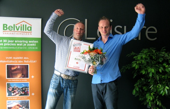 Een oorkonde en een bos bloemen voor de beste reiswebsite van Nederland Belvilla beste reiswebsite 2013