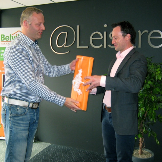 De officiële uitreiking van de oorkonde 'Beste Reiswebsite' De officiële uitreiking van de oorkonde 'Beste Reiswebsite'