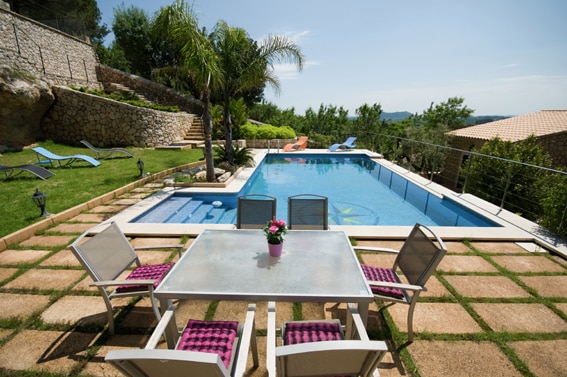 Vanaf het zwembad en de terrassen biedt landhuis Rasca prachtig zicht op de omgeving_ES-07314-06_Mallorca_Belvilla