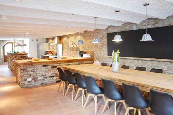 De eetkamer en keuken hebben bijzondere details_BE-6890-22_Belvilla vakantiehuizen