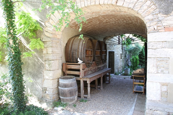 FR-30360-08_Chez l'Antiquaire_doorgang met wijnvaten_Belvilla vakantiehuizen
