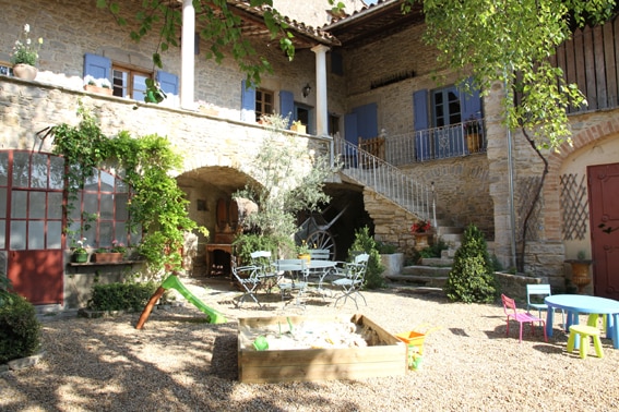 FR-30360-08_Chez l'Antiquaire_sfeervolle binnenplaats met speelelementen_Belvilla vakantiehuizen