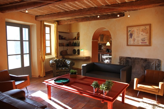 FR-30360-08_Chez l'antiquaire_woonkamer met wijndetails_Belvilla vakantiehuizen