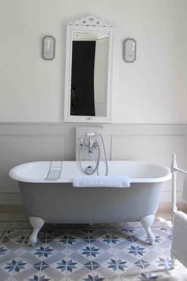 FR-34790-01_Iris_bad op pootjes_Belvilla vakantiehuizen_2