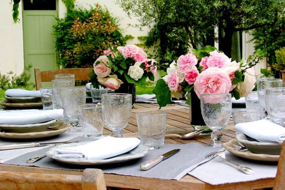 FR-34790-01_Iris_sfeervol tafelen in de tuin_Belvilla vakantiehuizen