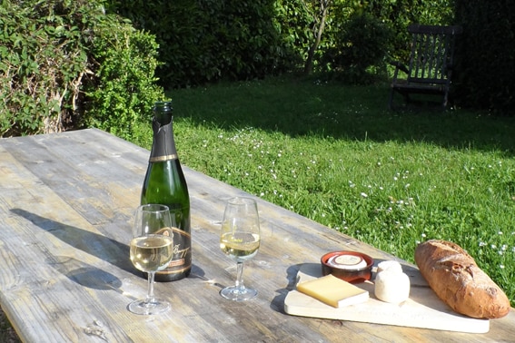 FR-71680-02_Le Gîte des Blancs_een drankje en hapje in de tuin_Belvilla vakantiehuizen