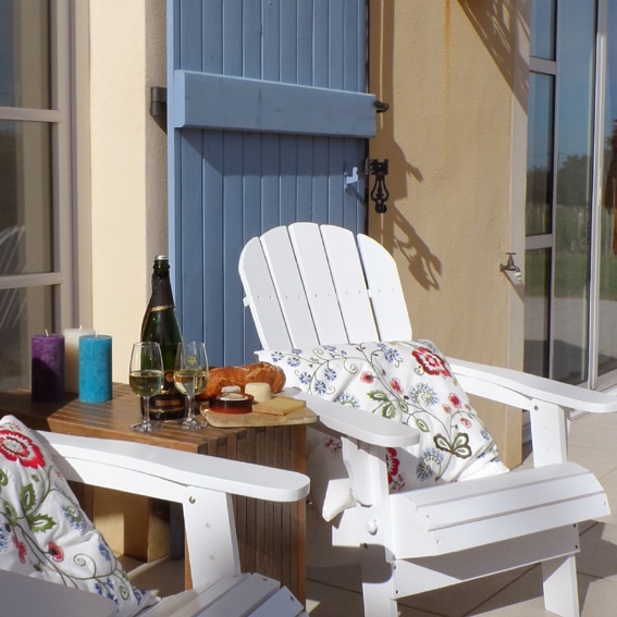 FR-71680-02_Le Gîte des Blancs_lekker onderuit op het terras_Belvilla vakantiehuizen