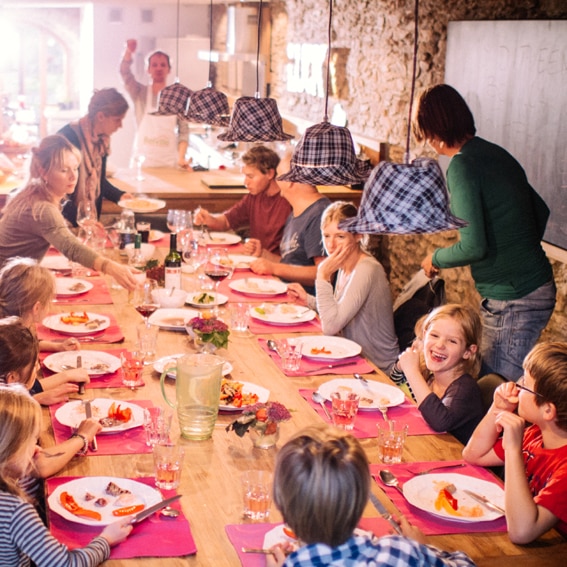 Meerdere gezinnen aan tafel in vakantiehuis Cottage Dream_Belvilla vakantiehuizen