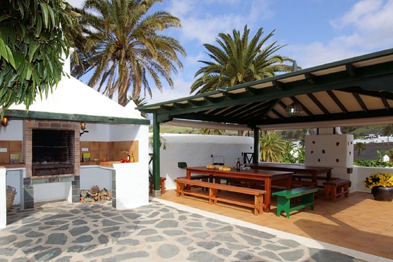 ES-35520-03_Villa Superior_buitenkeuken_barbecue_Lanzarote_Canarische Eilanden_Spanje_Belvilla vakantiehuizen