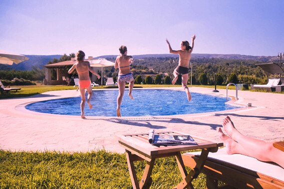Inspiratievideo_zin in de zomer_zomervakantie_duik in het zwembad vakantiehuis_Belvilla vakantiehuizen