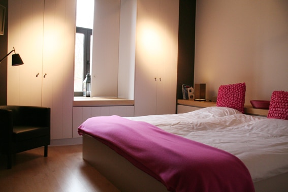 Vakantiehuis In 't Reitje_stedentrip Brugge_roze slaapkamer_Belvilla vakantiehuizen