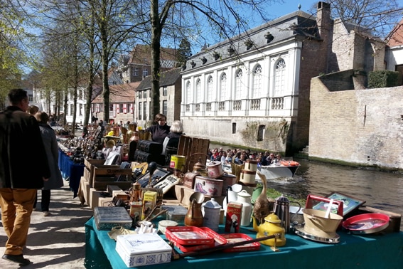 antiek en curiosa op een marktje - Dijver - Brugge_Belvilla vakantiehuizen