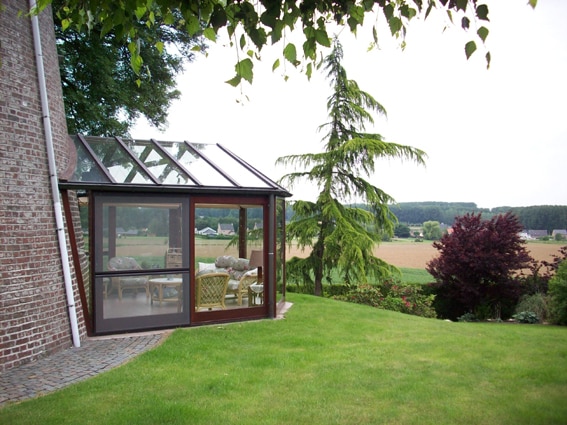 Vanuit de serre bij deze vakantiewoning heb je een prachtig uitzicht BE-9620-01_Nieuwpoortmolen_serre_uitzicht_België_Oost-Vlaanderen_Belvilla vakantiehuizen
