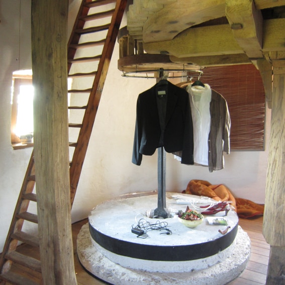 Nieuwe functie van een molensteen BE-9667-05_De Reus van Horebeke_molensteen als tafel_België_Oost-Vlaanderen_Belvilla vakantiehuizen