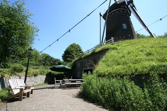 De ophoging - belt - bood vroeger plaats aan paard en wagen NL-6617-01_De Verrekijker_molen_belt_terras_Nederland_Gelderland_Belvilla vakantiehuizen