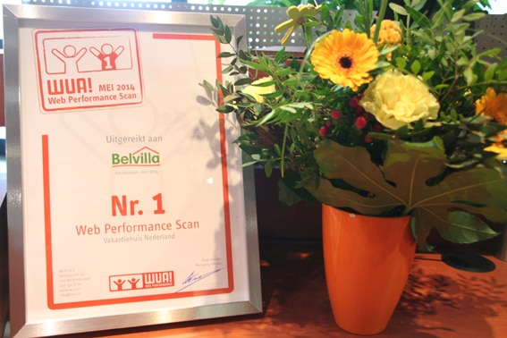 Certificaat en bloemen_beste aanbieder vakantiehuis Nederland_Belvilla vakantiehuizen