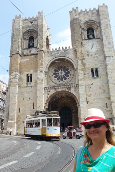 Lissabon_Alfama_kathedraal Sé_tram 28_Belvilla vakantiehuizen