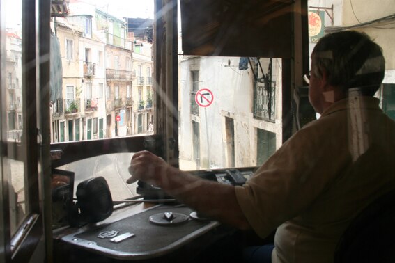 Lissabon_Bairro Alto_tram 28_Belvilla vakantiehuizen