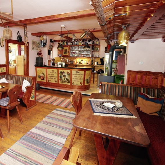 In sommige vakantiehuizen heb je zelfs een stube met eigen bar! AT-5730-08_Pihapperblick_stube met bar_Oostenrijk_Belvilla vakantiehuizen