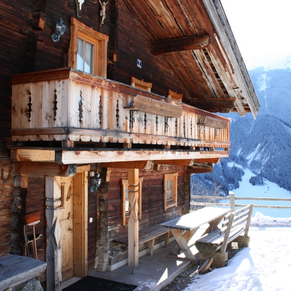 Wat een plaatje, dit Chalet Vielehen met dat houtsnijwerk en bovendien een heiligbeeld AT-5742-29_Chalet Vielehen_houtsnijwerk_heiligenbeeld_Oostenrijk_Belvilla vakantiehuizen