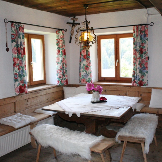 Ieder huisje heeft zijn kruisje, zeker in Oostenrijk ;) AT-6222-01_Rasten_heiligenbeeld_stube_Oostenrijk_Belvilla vakantiehuizen