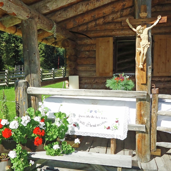 Typisch Oostenrijk: een heiligbeeld, geraniums en veel hout AT-6264-07_Das Almnest_geraniums_heiligenbeeld_Oostenrijk_Belvilla vakantiehuizen