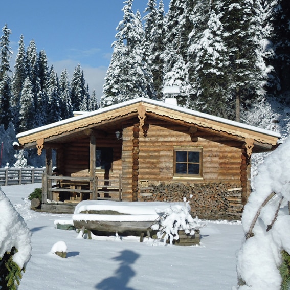 Houtsnijwerk siert ook de dakrand van vakantiehuis Das Almnest AT-6264-07_Das Almnest_houtsnijwerk_Oostenrijk_Belvilla vakantiehuizen