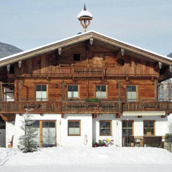 Ook vakantiehuis Blick zum Mayrhofen heeft een bel op het dak AT-6284-01_Blick zum Mayrhofen_beltoren_houtsnijwerk_Oostenrijk_Belvilla vakantiehuizen