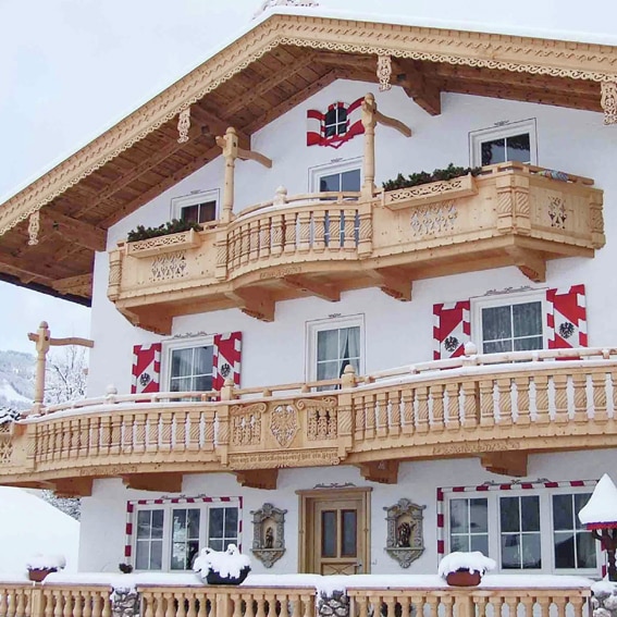 Appartement Sonneck in het Zillertal toont prachtig houtsnijwerk en muurschilderingen AT-6284-08_Sonneck_houtsnijwerk_muurschilderingen_Oostenrijk_Belvilla vakantiehuizen
