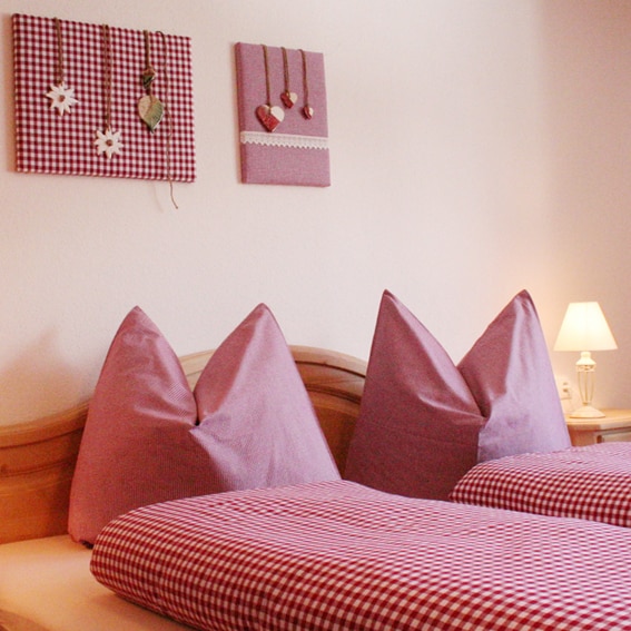 Rood, wit en Oostenrijkse kussens in vakantiewoning Olpererblick AT-6293-01_Olpererblick_kussens_Oostenrijk_Belvilla vakantiehuizen