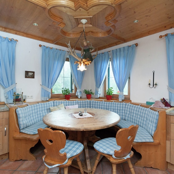 Bij Kirchberg in Tirol vind je dit groepshuis met gezellige stube AT-6365-66_Schnapplhof_stube_houtsnijwerk_Oostenrijk_Belvilla vakantiehuizen