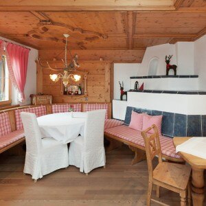 AT-6365-66_Schnapplhof_stube_tegelkachel_houtsnijwerk_Oostenrijk_Belvilla vakantiehuizen