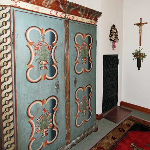 In Imst vind je deze vakantiewoning met beschilderde kast en een kruisje aan de muur AT-6460-14_Post_schildering_kruisje_Oostenrijk_Belvilla vakantiehuizen