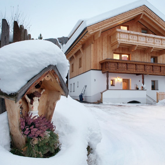 Sommige vakantiehuizen hebben zelfs een klein altaar in de tuin AT-6528-01_Kometer_altaar_heiligbeeldje_Oostenrijk_Belvilla vakantiehuizen