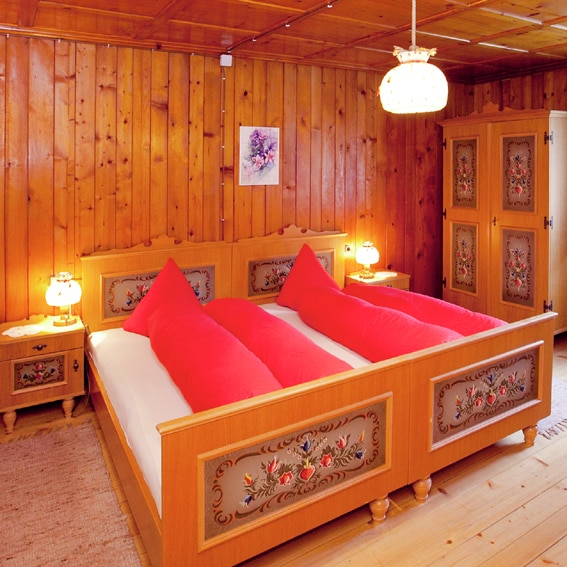 Vakantiewoning Barbara heeft prachtig beschilderde meubels en de typerende kussens AT-6552-01_Barbara_kussens_schilderingen_2_Oostenrijk_Belvilla vakantiehuizen